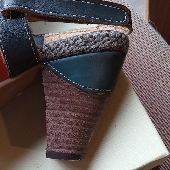 Red and Blue Wedge Shoes with Vibrant Design - Picture 6 of 10